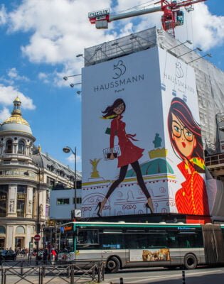illustration d'une parisienne sur immeuble Haussmann