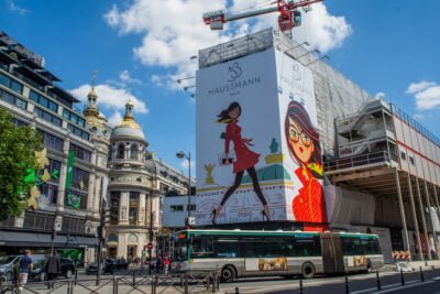fresque murale d'art urbain par l'illustratrice Solène Debiès, boulevard Hausmann à Paris